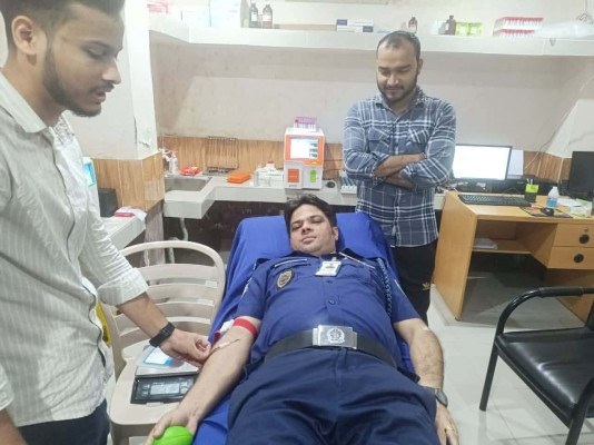 মুমূর্ষু প্রসূতির জীবন বাঁচাতে  এগিয়ে এলেন গোয়াইনঘাটের ওসি ওমর ফারুক