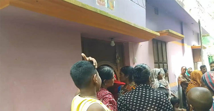 বাড়ির সামনে ব্যবসায়ীকে কুপিয়ে হত্যা