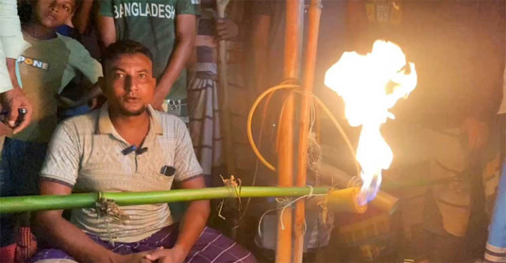 ২৫ দিন ধরে নলকূপ থেকে বের হচ্ছে গ্যাস, এলাকায় কৌতূহল