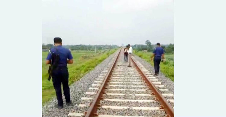 রেললাইন থেকে অজ্ঞাত ব্যক্তির খণ্ডবিখণ্ড মরদেহ উদ্ধার