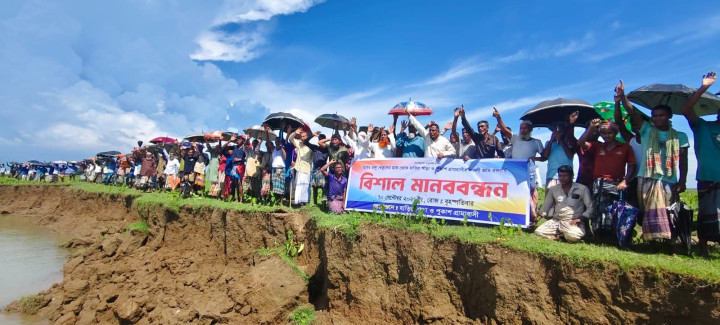 সিলেটে অবৈধ বালু উত্তোলন বন্ধে ২ গ্রামবাসীর মানববন্ধন