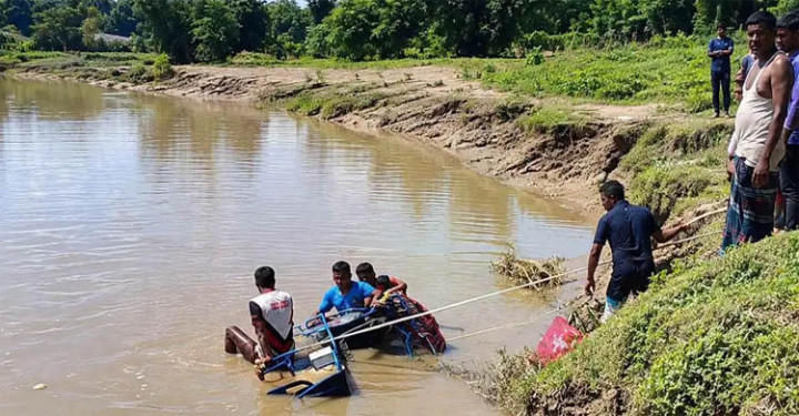 মৌলভীবাজারে নিয়ন্ত্রণ হারিয়ে নদীতে অটোরিকশা, চালক নিখোঁজ