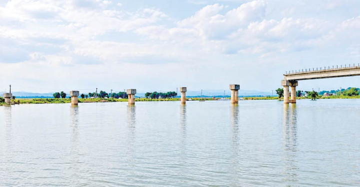 সুনামগঞ্জে নদীর বুকে পিলার আছে নেই সেতুর দেখা