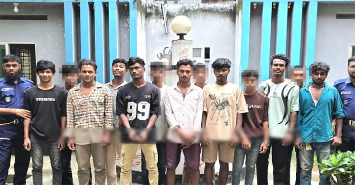 থানার সামনে ছাত্রলীগের মিছিল, আটক ১৩