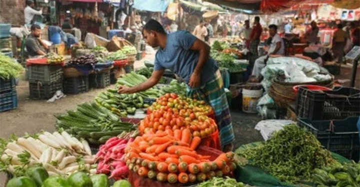 জ্বালানি তেলের দাম বাড়ার এক দিনেই চড়া নিত্যপণ্যের বাজার