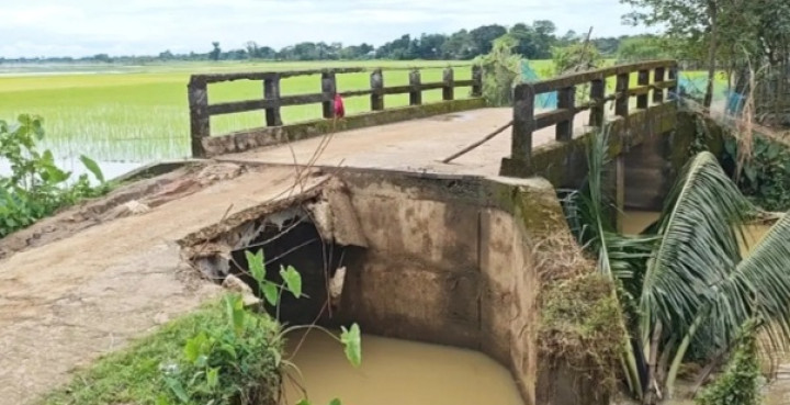 সুনামগঞ্জে ভাঙা সেতুতে ঝুঁকিপূর্ণ যান চলাচল