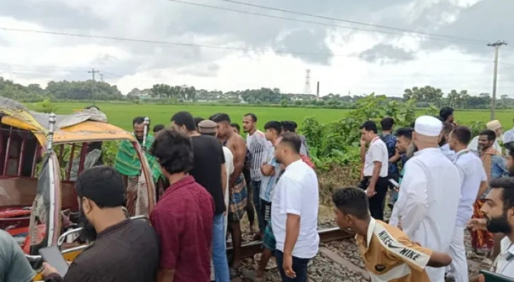 ট্রেনের ধাক্কায় ইজিবাইকের ২ যাত্রী নিহত
