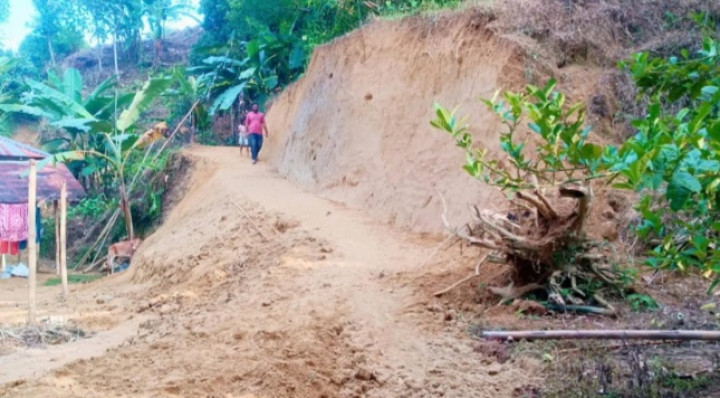 মৌলভীবাজারে রাতের আঁধারে ও প্রকাশ্যে টিলা কাটার অভিযোগ