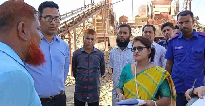 সুনামগঞ্জে টাস্কফোর্স অভিযানে ৪টি স্টোন ক্রাশার প্রতিষ্ঠানকে জরিমানা