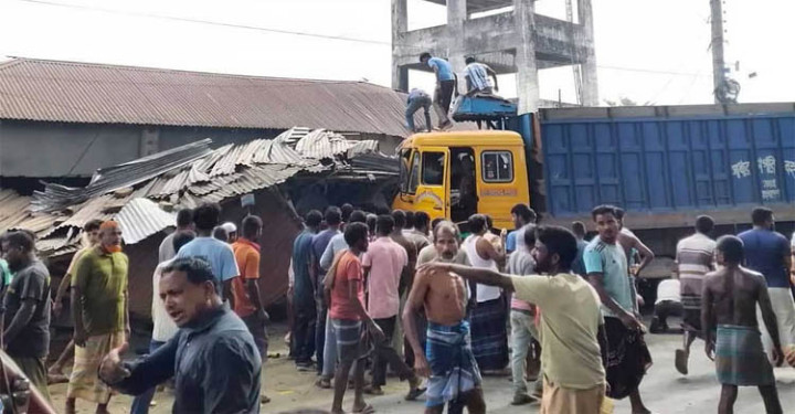 ট্রাক-অটোরিকশা সংঘর্ষে, নিহত ৩