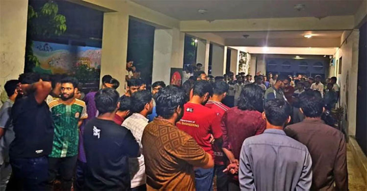 সিলেট ইঞ্জিনিয়ারিং কলেজের ১৪ শিক্ষক অবরুদ্ধ করল শিক্ষার্থীরা
