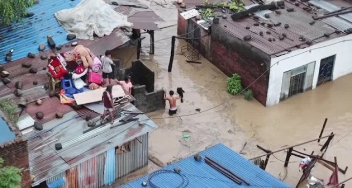 বন্যা ও ভূমিধসে ৭০ জনের মৃত্যু