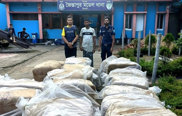 সিলেটে বালুবাহী ট্রাক থেকে ভারতীয় শাড়ি জব্দ, আটক ১