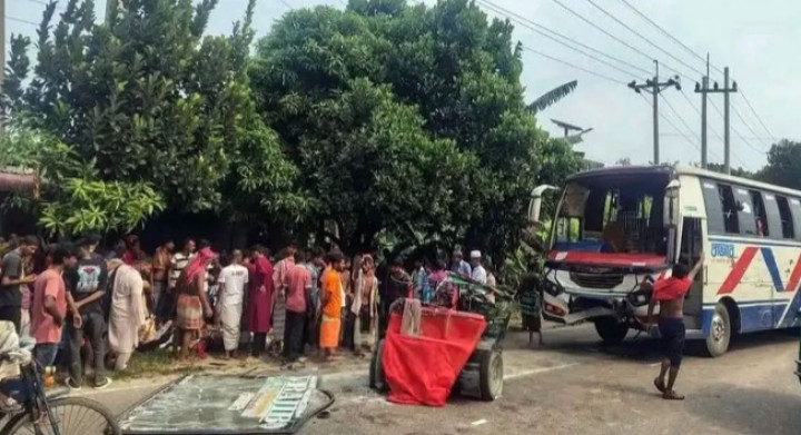 বাসচাপায় অটোরিকশার ৭  যাত্রী নিহত