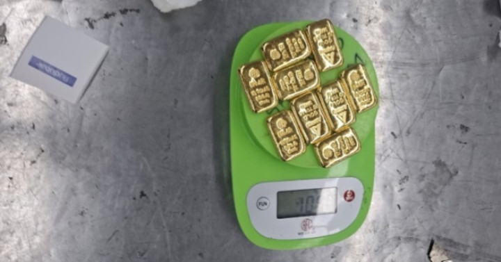 শাহজালালে দুই কোটি টাকার সোনাসহ আটক ২