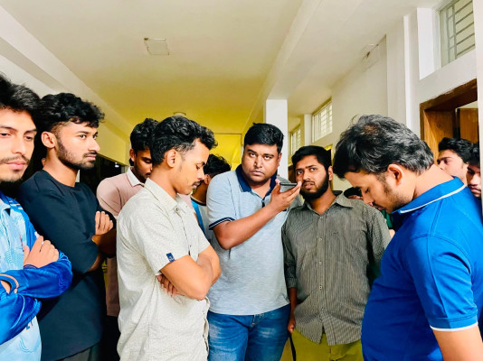 হলের টিভি রুমে রাত কাটানো নিশানের পাশে ছাত্রদল, সিট দেওয়ার আশ্বাস উপাচার্যের