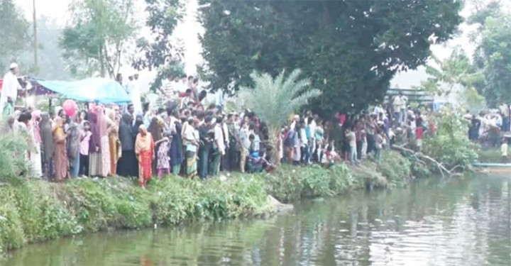 ‘জলপরী’ দেখতে পাঁচ দিন ধরে পুকুরে ভিড়, অতঃপর...