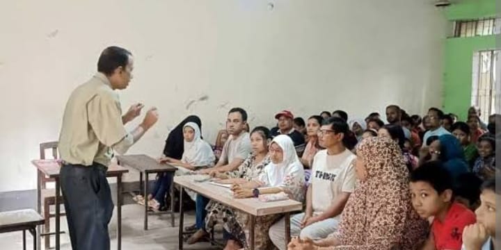 মৌলভীবাজারের যে স্কুলে সন্তানদের সঙ্গে ক্লাস করেন অভিভাবকরাও