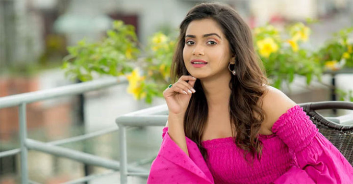 ট্রাকের চাপায় দুমড়েমুচড়ে গেছে গাড়ি, ভেতরে ছিলেন অভিনেত্রী 