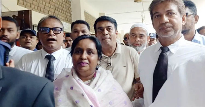 হত্যা মামলায় জামিন পেয়েই আদালত প্রাঙ্গণে আইভীর ‘জয় বাংলা’ স্লোগান