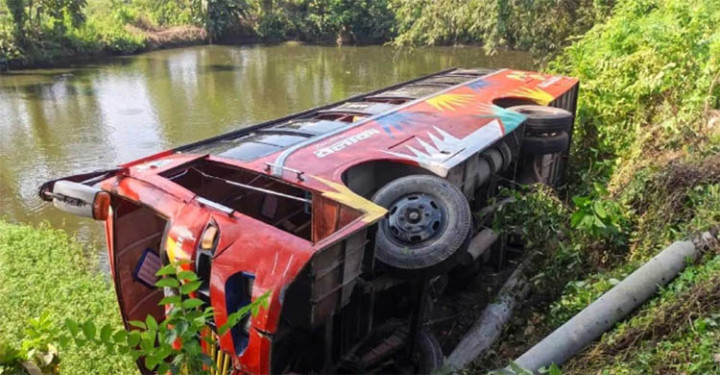 বাস খাদে পড়ে হেলপার নিহত, আহত ৫