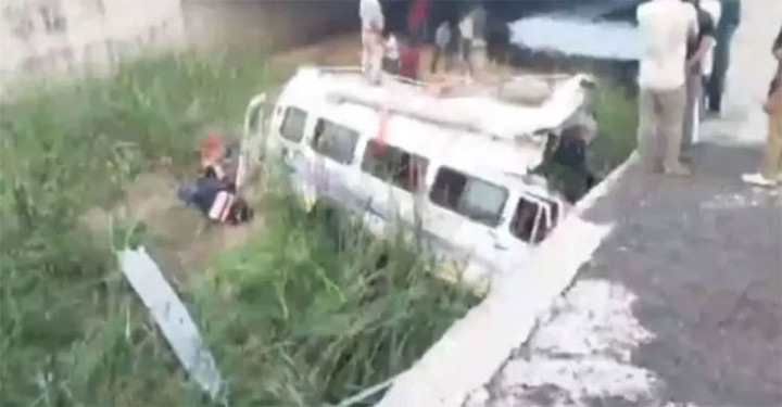 যাত্রীবাহী বাস খাদে, ৫ নারীসহ নিহত ৮