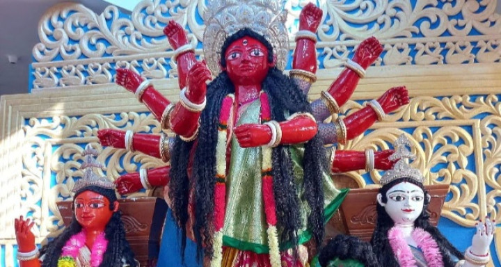 মৌলভীবাজারে তিনশ বছরের ঐতিহ্যবাহী লাল দুর্গা দেখতে ভিড়
