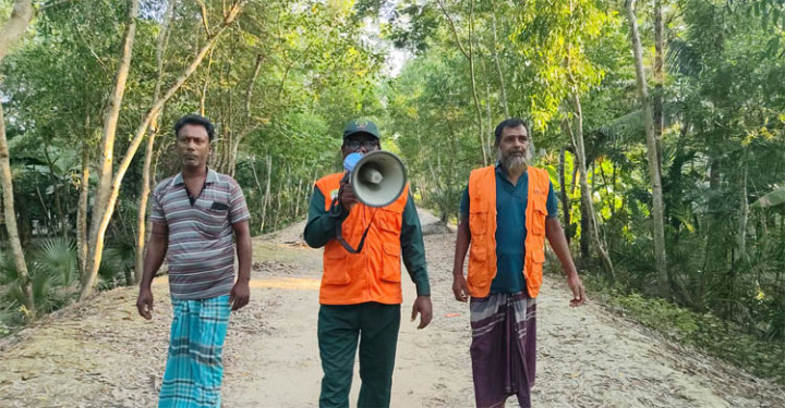 লোকালয়ে বাঘের পায়ের ছাপ ঘিরে আতঙ্ক, সতর্ক করতে মাইকিং