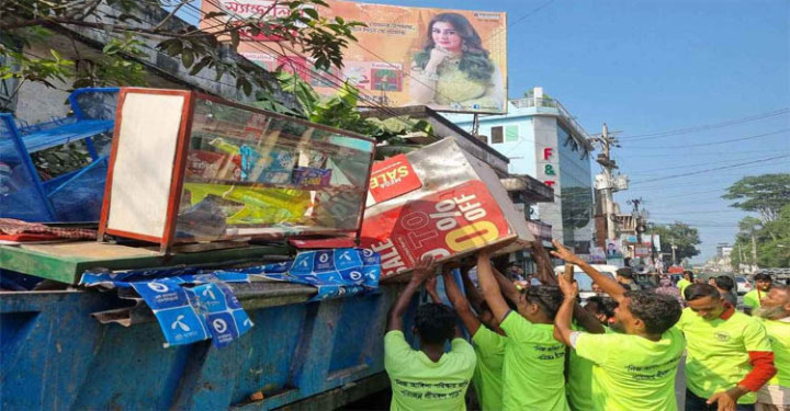 মৌলভীবাজারে ফুটপাত দখলমুক্ত করতে মাইকিংয়ের পর অভিযান