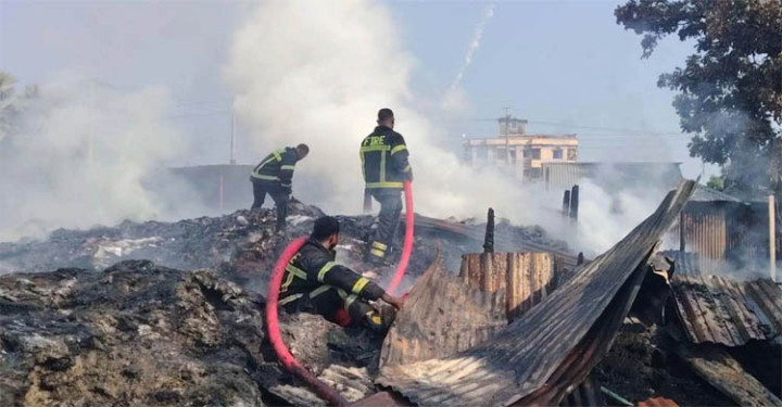 ভয়াবহ অগ্নিকাণ্ড, মসজিদসহ ২০ টি দোকান পুড়ে ছাই 