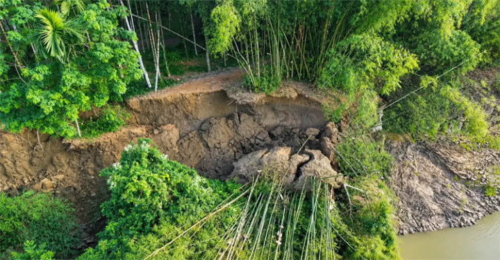 বিয়ানীবাজারে কুশিয়ারা নদীর ভয়াবহ ভাঙন, বিলীন হচ্ছে সড়ক ও ফসলি জমি