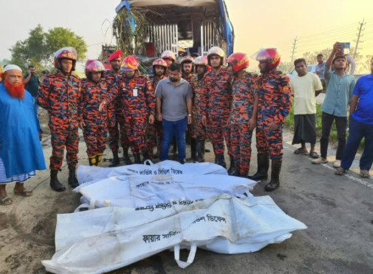 বাস খাদে পড়ে নিহত ৩, আহত ১৬