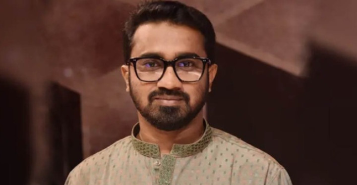চুমু দেওয়া শিক্ষকের কাজ নয়, রাজনৈতিক নেতারও নয়: রাশেদ খাঁন