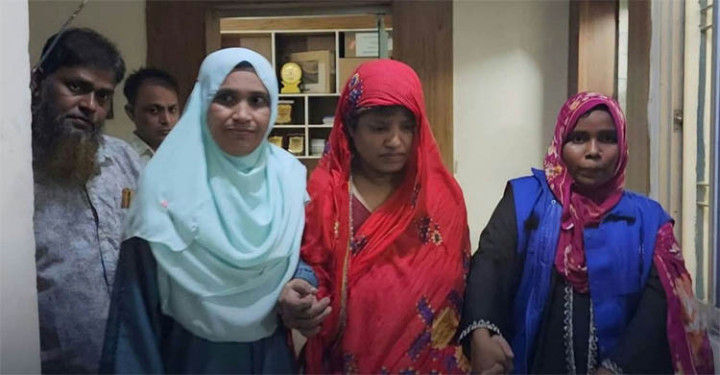 কুপিয়ে মাকে হত্যা, মেয়ে আটক